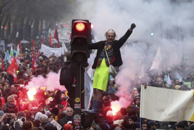 Protesty proti chystané důchodové reformě | foto: Thibault Camus,  ČTK/AP