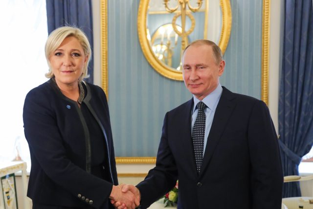 Vladimir Putin a Marine Le Penová v Moskvě v roce 2017 | foto: Mikhail Klimentyev,  TASS / Profimedia