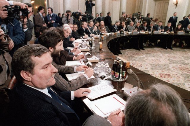 Lech Walesa u kulatého stolu na jednání s představiteli komunistické vlády  (6. února 1989) | foto: Fotobanka Profimedia