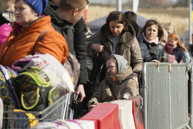 Uprchlíci z Ukrajiny na hraničním přechodu do Polska | foto: Sergei Grits,  ČTK/AP