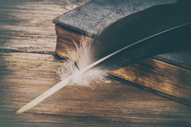 Stará kniha,  pero,  brko  (ilustrační foto) | foto: Profimedia