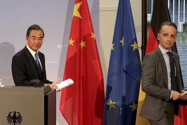 Německý ministr zahraničí Heiko Maas a čínský ministr zahraničí Wang Yi během tiskové konference v Berlíně. | foto: Michael Sohn,  ČTK/AP