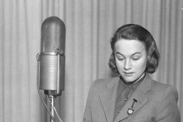 Adina Mandlová mluví o své herecké profesi v rozhlasovém vysílání pro ženy 7. listopadu 1939 | foto: Archiv Českého rozhlasu