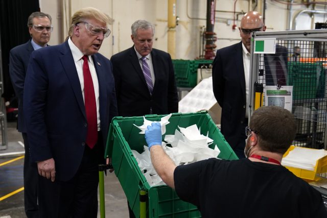 Donald Trump navštívil firmu,  která vyrábí roušky a další ochranné prostředky | foto: Evan Vucci,  ČTK/AP