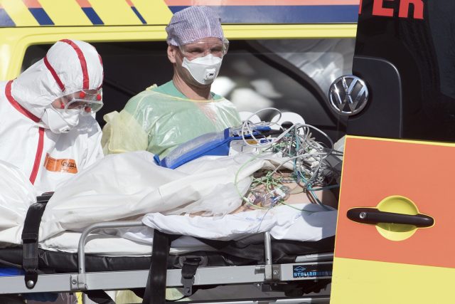 Pacient z italského Bergama byl dopraven do nemocnice v německém Lipsku | foto:  Hendrik Schmidt,  ČTK/AP