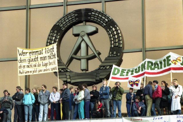 Demonstrace za svobodu před berlínským Palácem republiky v NDR 4. listopadu 1989. Transparent s nápisem Kdo jednou lže,  tomu nelze věřit | foto: Fotobanka Profimedia