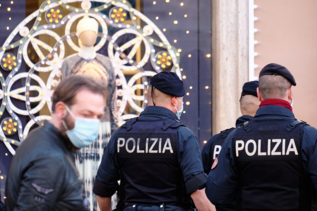 Italská policie v centru Říma | foto: Fotobanka Profimedia