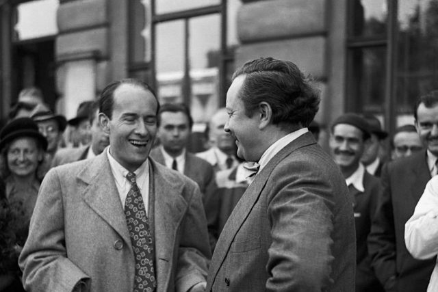 Příjezd Jiřího Voskovce  (vlevo) z Ameriky a jeho uvítání Janem Werichem na Wilsonově nádraží v Praze v září 1946 | foto: ČTK