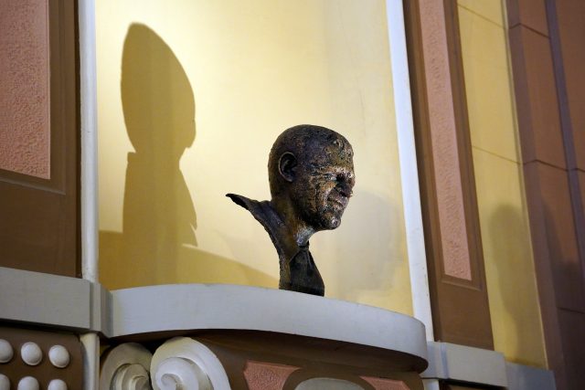 Busta Františka Peterky v budově liberecké radnice | foto: Statutární město Liberec