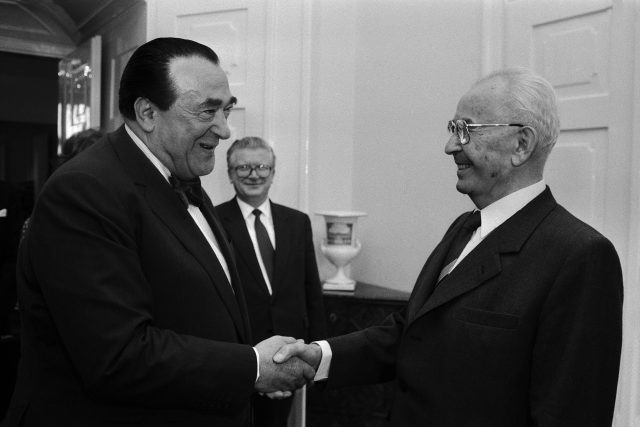 Vydavatelský magnát,  politik a miliardář Robert Maxwell se 21. července 1989 na zámku v Lánech setkal s prezidentem Gustávem Husákem | foto: Michal Kalina,  ČTK