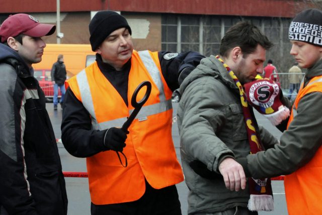 „Rámy,  které jsou využívané na některých sportovištích,  určitě neodhalí všechnu pyrotechniku. Primárně totiž detekují kov, “ upozorňuje ředitel komunikace fotbalové Sparty | foto: Libor Zavoral,  ČTK