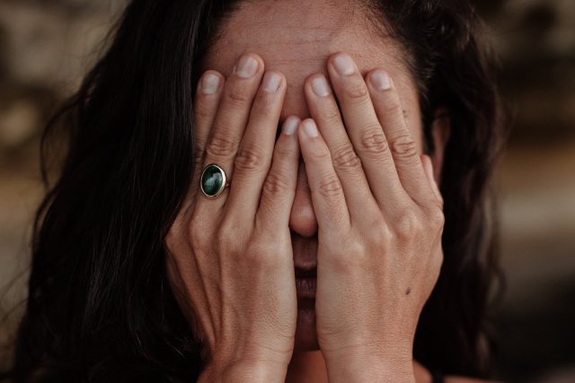 Žena s obličejem v dlaních | foto: Pexels,  CC0 1.0