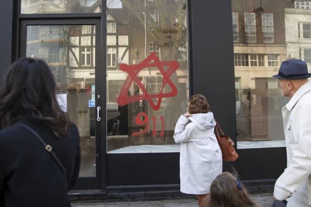 Posprejovaný vstup do londýnské synagogy | foto:  Aaron Chown,  ČTK/AP