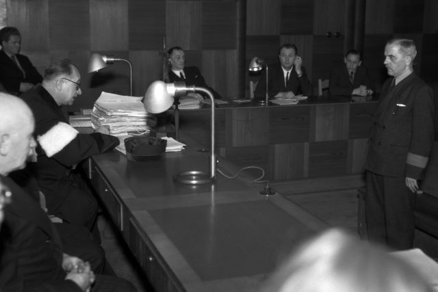 Josef ježek před Národním soudem | foto: Emil Bican,  ČTK