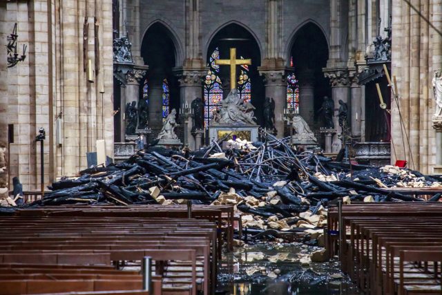 „Toto budou nezapomenutelné Velikonoce. Už jen ta symbolika při pohledu do chrámu,  kde v ruinách zůstal stát kříž. Najednou jako by se tím zhmotnilo to vědomí,  že Bůh nepomine a láska nepomine, “ říká Kateřina Koubová | foto:  Christophe Petit Tesson,  ČTK/AP