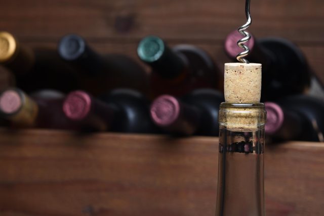 Víno,  láhve,  vývrtka  (ilustrační foto) | foto: Profimedia
