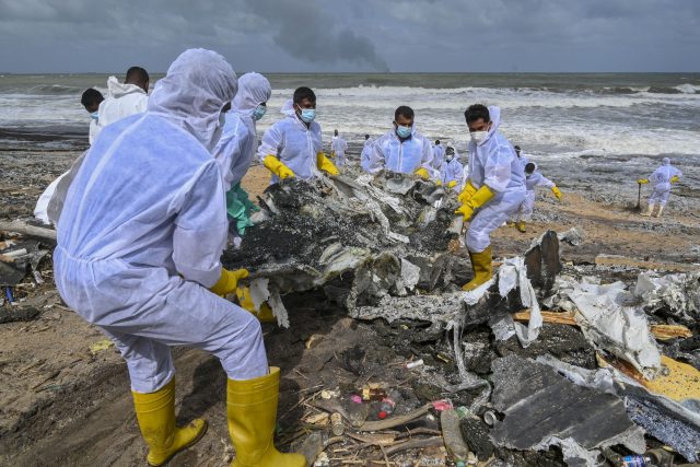 ekologická havárie u Sri Lanky - z potápějící lodi už odklízejí nebezpečný odpad | foto: Fotobanka Profimedia