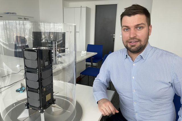 Juraj Dudáš a přesná maketa nanosatelitu | foto: Ondřej Vaňura,  Český rozhlas