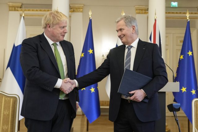 Britský premiér Boris Johnson a finský prezident Sauli Niinistö | foto: Frank Augstein,  ČTK/AP