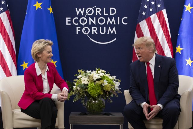 Předsedkyně Evropské komise Ursula von der Leyenová a americký prezident Donald Trump ve švýcarském Davosu | foto: Evan Vucci,  ČTK/AP