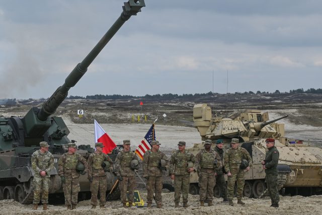 Polští a američtí vojáci během vojenského výcviku na cvičišti Nowa Deba v Polsku | foto: Fotobanka Profimedia