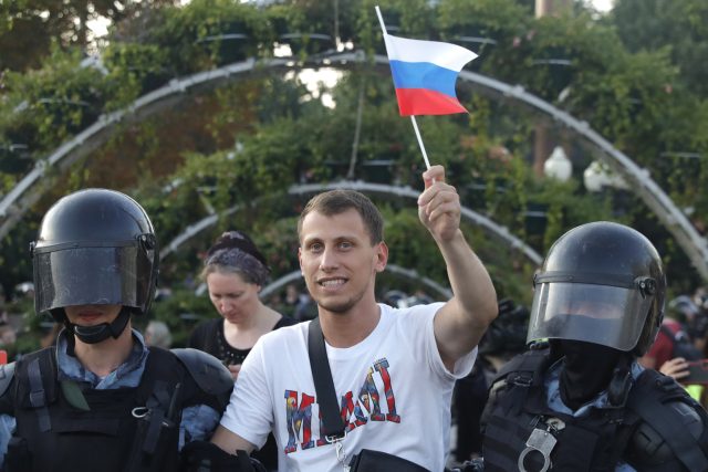 Zásah proti demonstrantům v Moskvě | foto: Pavel Golovkin,  ČTK/AP