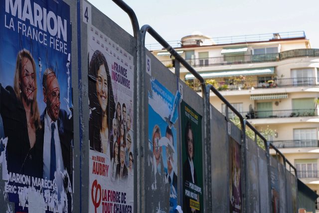 Billboardy ve francouzském Nice před novými parlamentními volbami | foto: Fotobanka Profimedia