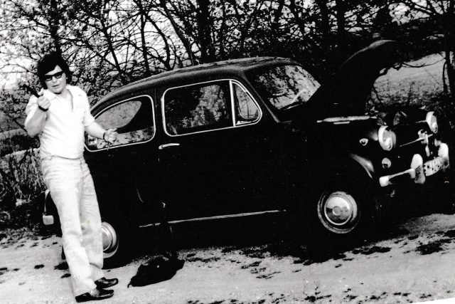 Miroslav Jeník u svého Fiatu 600,  se kterým byl u tragické havárie ruské cisterny 21. srpna 1968 v Desné v Jizerských horách | foto: Post Bellum