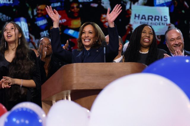 Viceprezidentka Kamala Harrisová oznámila na sjezdu Demokratické strany svou kandidaturu na prezidentku USA | foto: Kevin Wurm,  Reuters