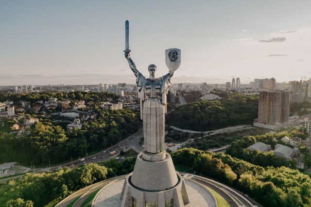 Pohled na Kyjev se sochou Matky vlasti v popředí | foto: Profimedia