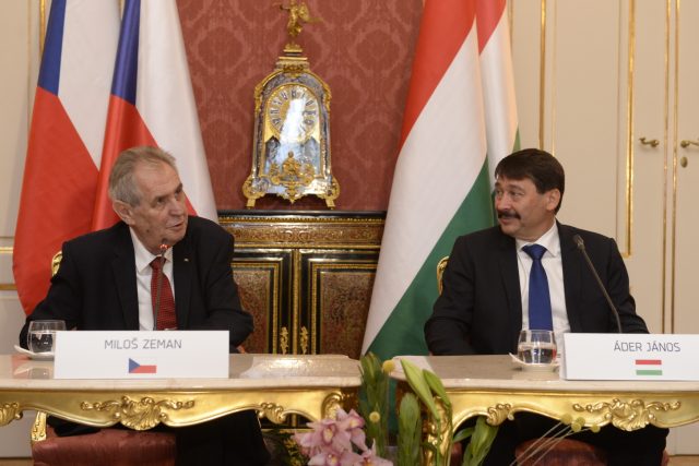 Prezident Miloš Zeman při návštěvě Maďarska prohlásil,  že o užití zdrojů z evropského rozpočtu by měly rozhodovat národní státy. Podle Mikuláše Peksy by to pomohlo korupci | foto: Kateřina Šulová,  ČTK