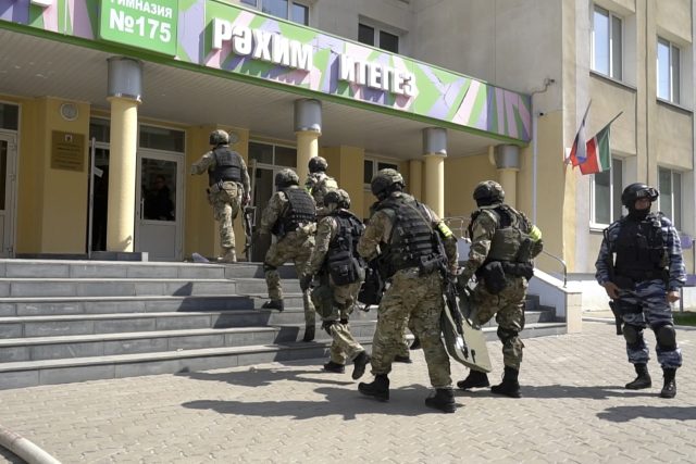 V tatarském městě Kazaň zabil osamělý střelec sedm dětí a dva dospělé | foto: ČTK/AP