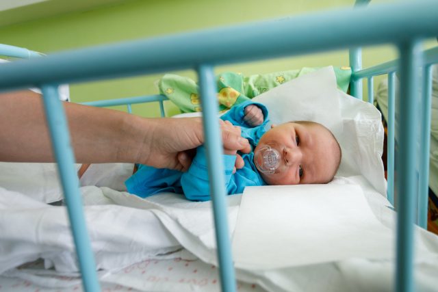 Novorozenec na dětském oddělení v nemocnici | foto: Profimedia