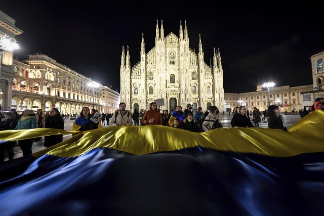 Demonstrace v Miláně na podporu Ukrajiny | foto:  Claudio Furlan,  ČTK/AP