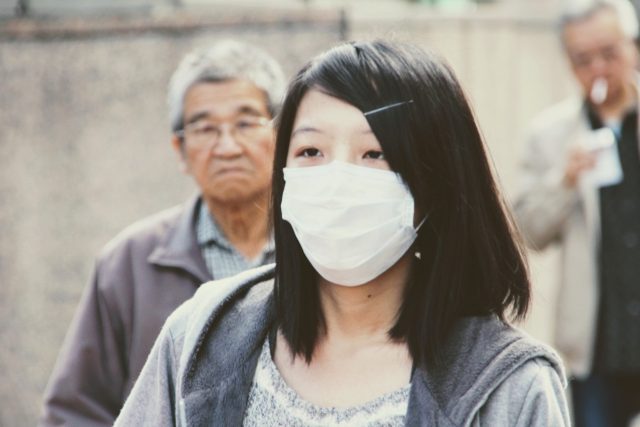 Nová nemoc se vyznačuje horečkou,  problémy s dýcháním a nálezem invazivních lézí na plicích | foto: fotobanka pxhere,  CC0 1.0