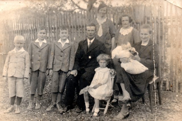 Rodinná fotografie z roku 1935,  Marie Henzlová sedí na židličce před svými rodiči | foto: Post Bellum