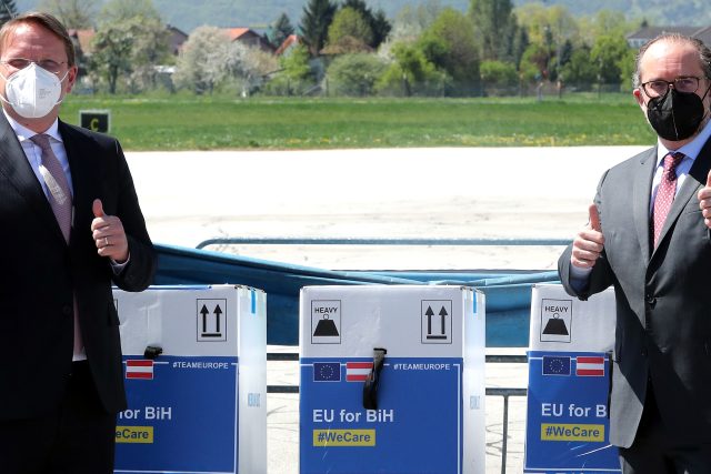 Evropský komisař pro rozšíření Olivér Várhelyi  (vlevo) a rakouský ministr zahraničí Alexander Schallenberg na letišti v Sarajevu při předání prvních dávek vakcíny BioNTech-Pfizer  pro Bosnu a Hercegovinu | foto: Fotobanka Profimedia
