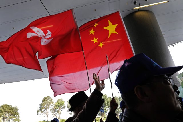 Pevninská Čína přijala zákon o národní hymně v roce 2017 a následně ho připojila i k hongkongské ústavě. Někdejší britská kolonie proto musí zavést stejnou legislativu | foto: Vincent Yu,  ČTK/AP