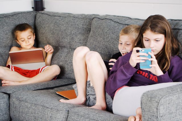Děti s mobily a počítači | foto: Pexels,  CC0 1.0