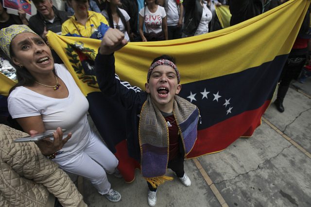 Protivládních protestů se zúčastnily desetitisíce lidí. Demonstrovalo se i před venezuelskou ambasádou v Mexico City | foto:  Marco Ugarte,  ČTK/AP
