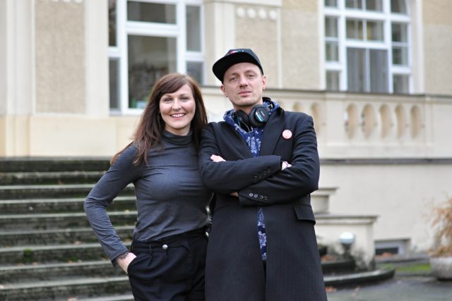 Moderátorka Lenka Vahalová se zpěvákem Ondřejem Rumlem | foto: Jessica Petrů