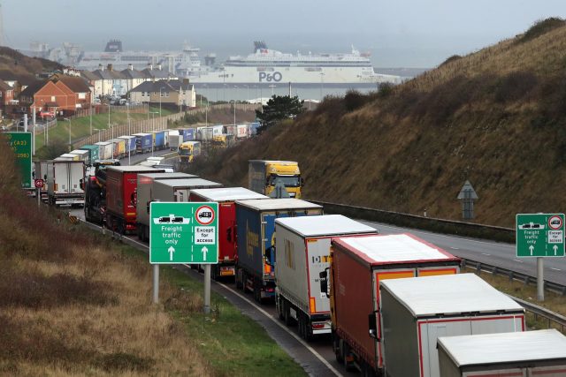 Tisíce kamionů čekají desítky hodin na nalodění na trajekty do Británie | foto: Fotobanka Profimedia