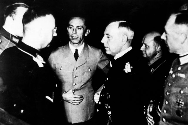 NSDAP v Norimberku v září 1936: Joseph Goebbels  (uprostřed),  Heinrich Himmler  (vlevo) a Admiral Wilhelm Canaris  (vpravo) | foto: Profimedia