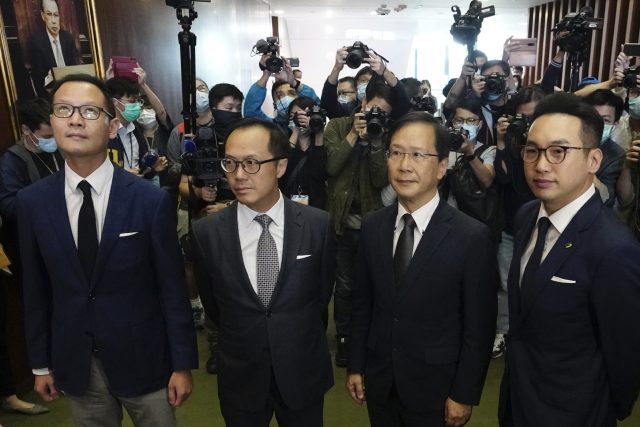 Čtyři opoziční poslanci Dennis Kwok,  Kenneth Leung,  Kwok Ka-ki a Alvin Yeung byli vyločeni z hongkongského parlamentu | foto: Vincent Yu,  ČTK/AP