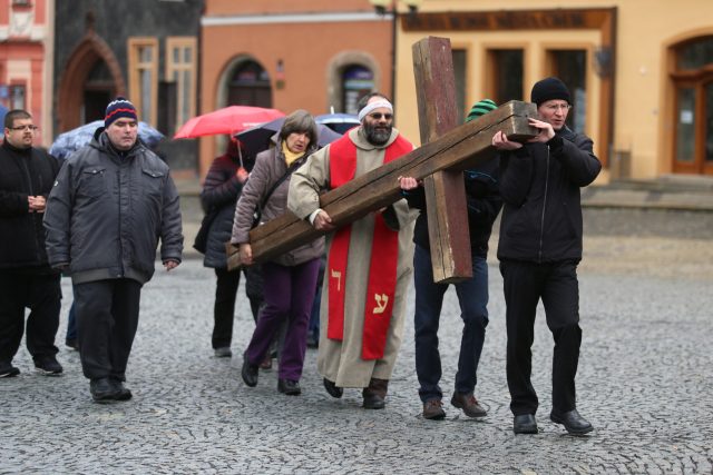 Velkopáteční Křížová cesta | foto:  Martin Stolař / MAFRA,  Fotobanka Profimedia