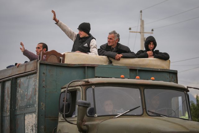 Lidé opouští Náhorní Karabach | foto: Irakli Gedenidze,  Reuters