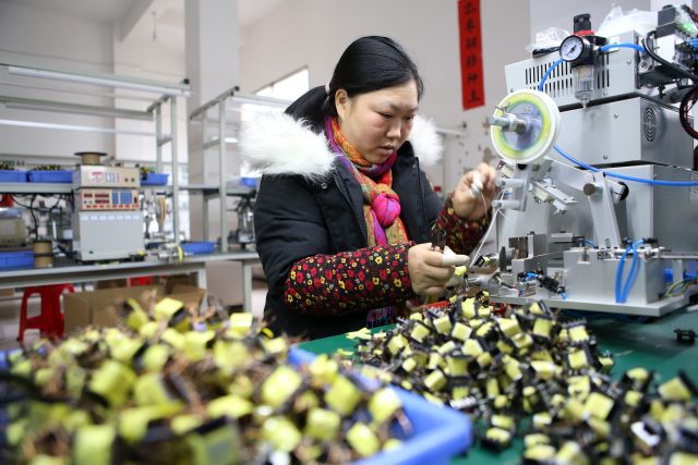 Výroba elektronických součástek v dílně v Čchung-čchingu v Číně | foto: Fotobanka Profimedia