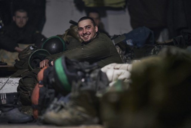 Ukrajinský voják odpočívá v úkrytu | foto: ČTK / AP / LIBKOS