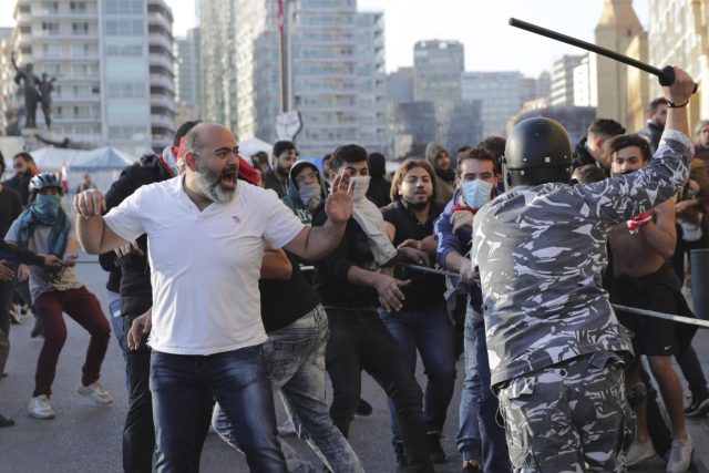 Policie zasahuje proti demonstrantům v libanonském Bejrútu | foto: Hassan Ammar,  ČTK/AP