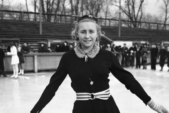 Krasobruslařka Věra Hrubá na zimním stadionu v Praze na ME v roce 1937 | foto: ČTK